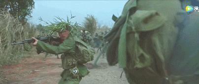 手榴弹被击中会爆炸吗,士兵胸前挂个手雷