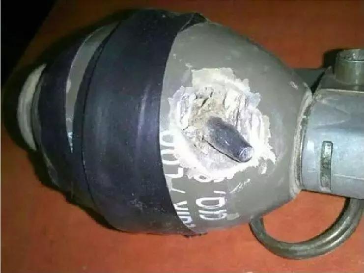 *弹子**击中*雷手**能引爆吗？士兵把*雷手**挂胸前，其实就是在赌一把