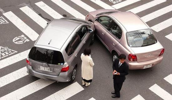 对方全责刮蹭走保险还是私了划算,车被刮了对方想私了如何索要赔偿