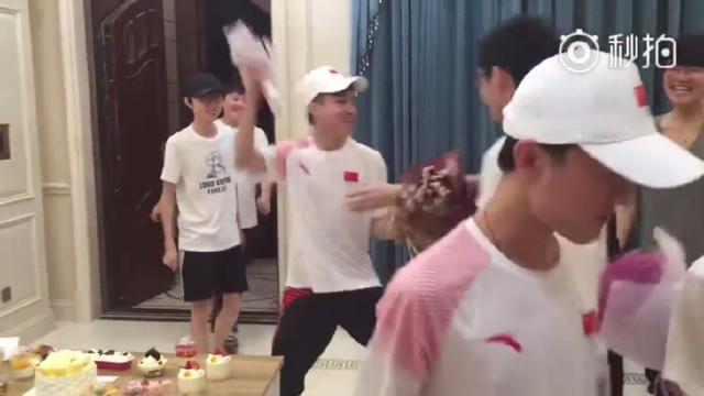 LOL：RNG队员回到基地，史森明疯狂安排琪琪，暑假作业做完了没？