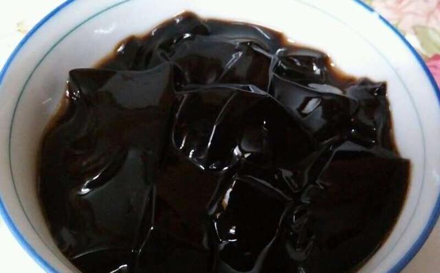 黑凉粉一坨一坨的,黑凉粉路边