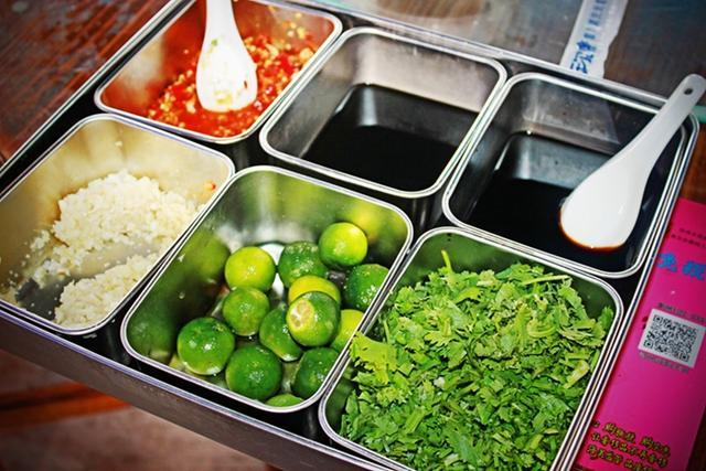 三亚火车头万人海鲜广场在哪个区,三亚火车头海鲜广场属于三亚湾吗