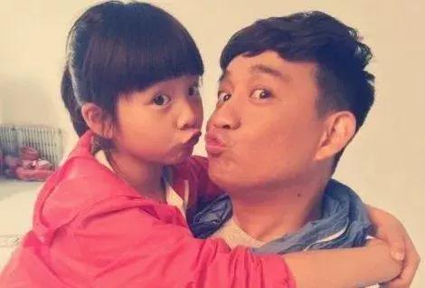 女儿为什么有的像爸爸有的像妈妈,女儿像爸爸还是像妈妈取决于什么