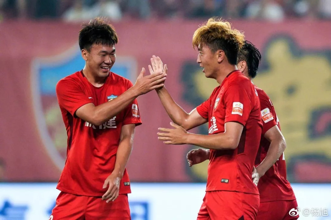 杨旭鲁能足球视频,鲁能备战亚泰杨旭重回一线队