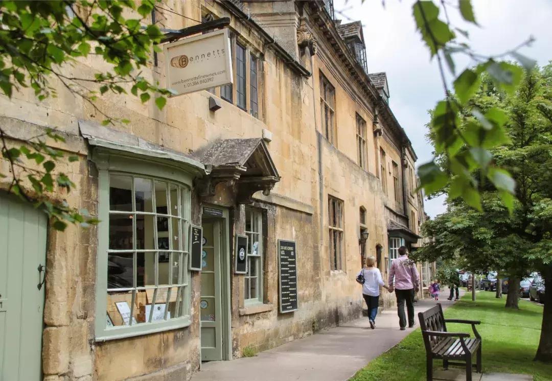 为什么英国人喜欢旅游呢,英国人喜欢去哪度假