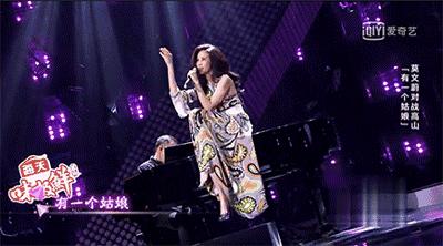 全裸拍写真，还撩倒过周星驰，48岁的她性感炸了！