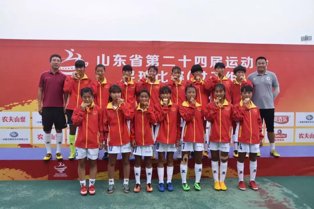 这就是基层女足的现状，两位教练带出一支冠*队军**，最难一关是选材