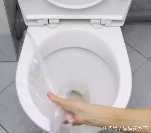 星星在乡下:揭秘马桶被纸巾头发堵住?试试这招,关键不脏手