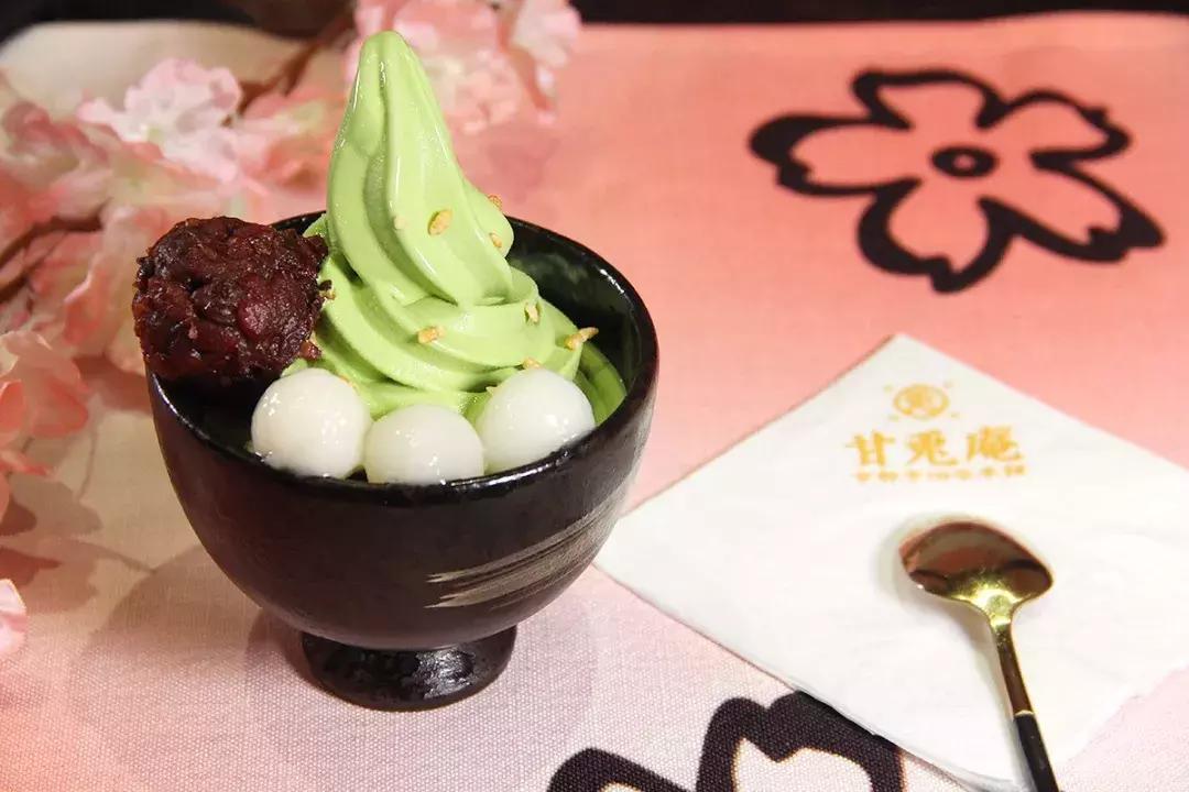 一家抹茶甜品店,日式抹茶味甜品店