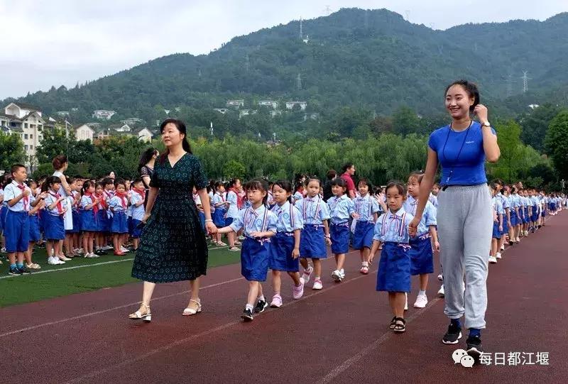 九月，我们开学啦！把天府故事读给世界听……