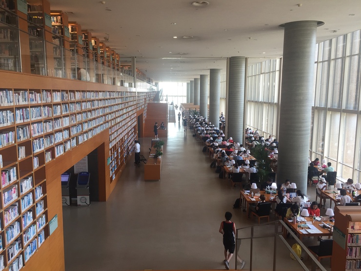 上海浦东图书馆,读一本书看一座城