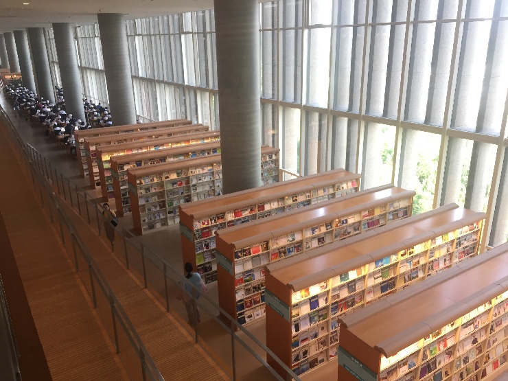 上海浦东图书馆,读一本书看一座城