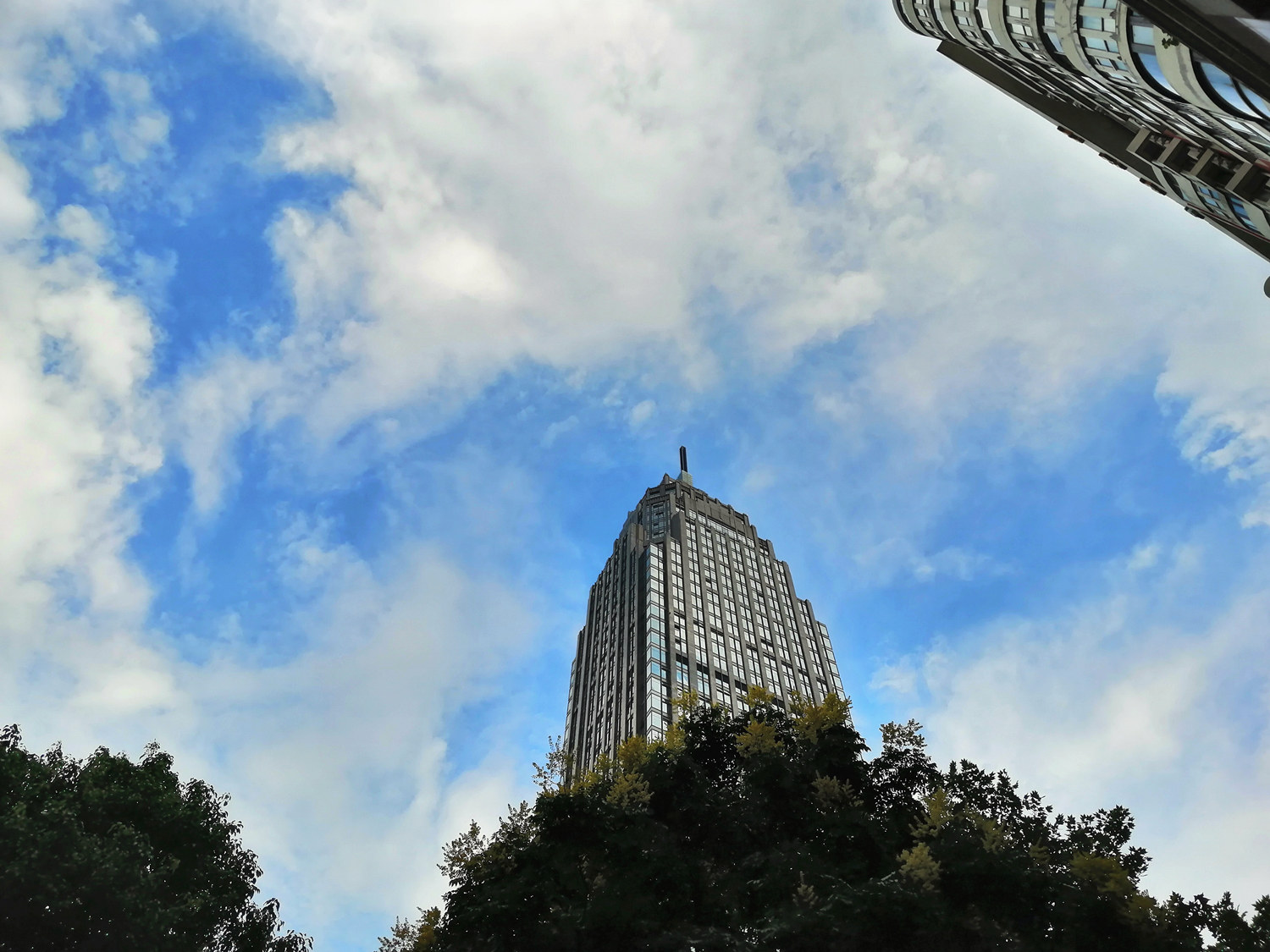 荣耀8x上手评测千元霸屏名不虚传,荣耀八魅海蓝