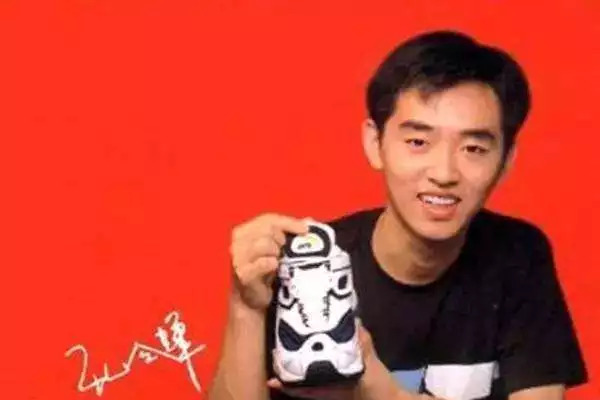 为什么众多品牌都退店了,中国的安踏如何成为世界的安踏