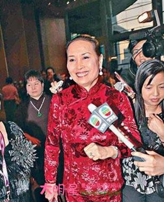 大姐与亲小妹年龄差半个世纪，17个富二代兄弟姐妹的不同命运