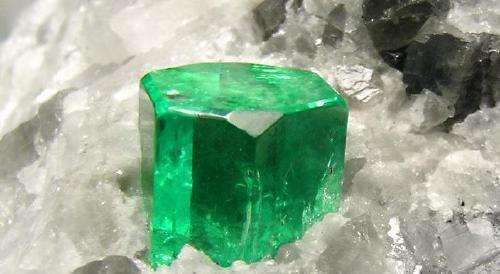 缅甸星光红宝石真假鉴别方法,红宝石电容真假辨别最简单方法