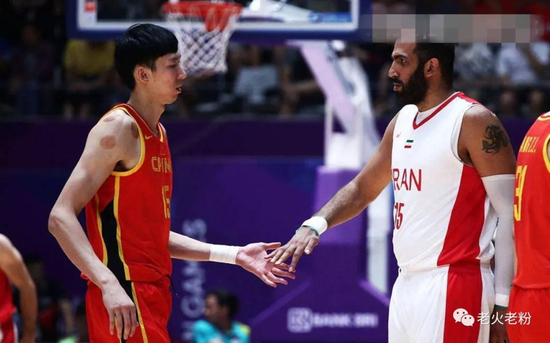 周琦肘击哈达迪,周琦隔扣哈达迪姚明表情