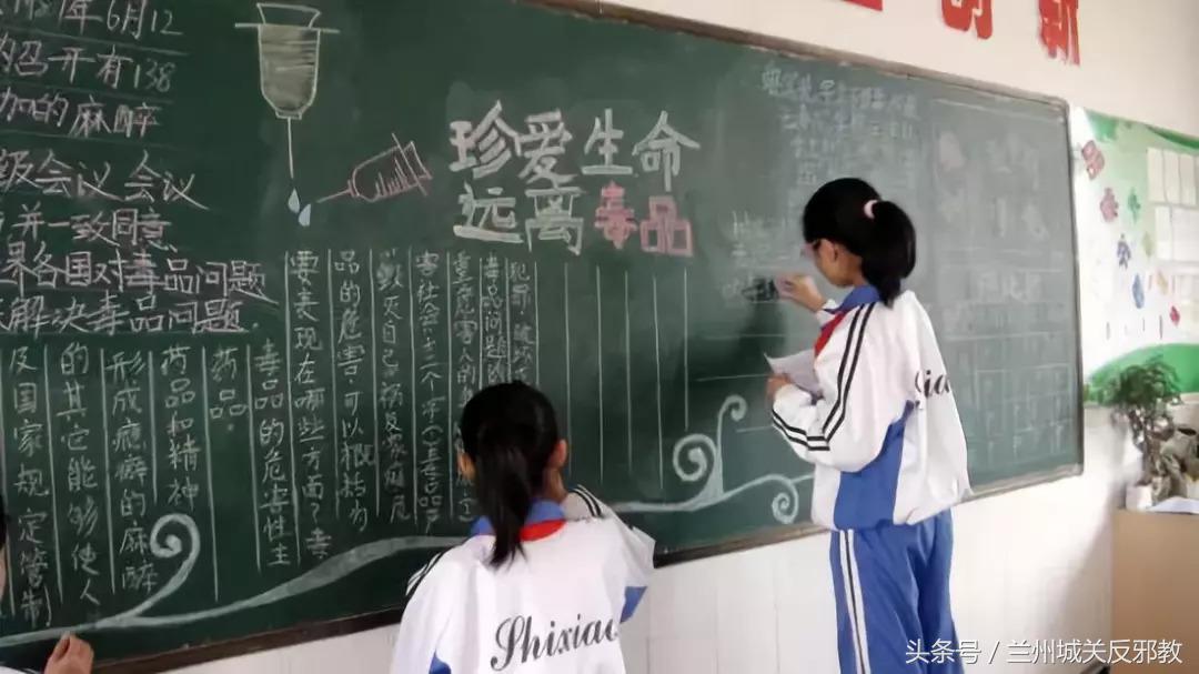 高铁上女子被抓,95后高铁女孩被拘