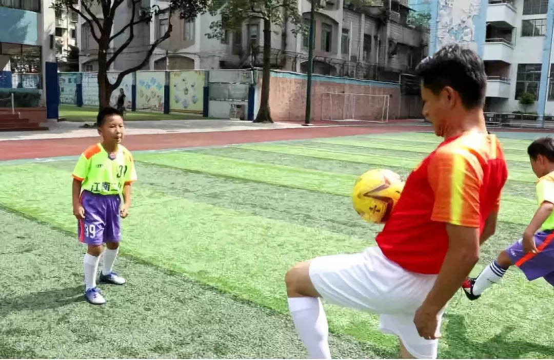 既是体育老师,又是“足球偶像”,这位老师好有“料”