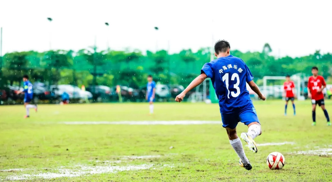 要么在深渊里哭，要么在深渊里爬｜海南足球青训实录