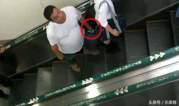 男子地铁偷拍被当场抓获案例,北京男子偷进女厕所被捉怎么处罚