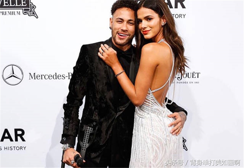 内马尔凭一己之力让女生爱上足球,内马尔在船上跳水