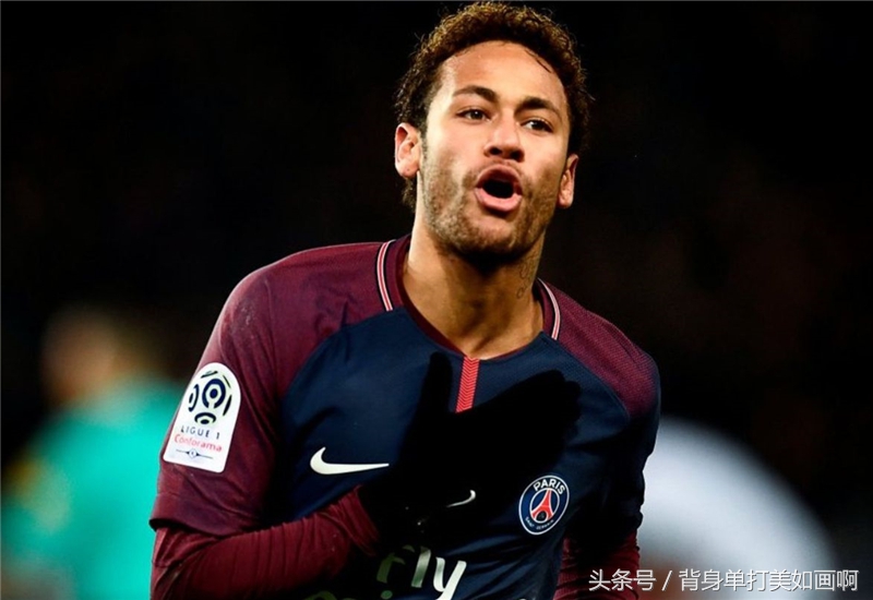 内马尔凭一己之力让女生爱上足球,内马尔在船上跳水