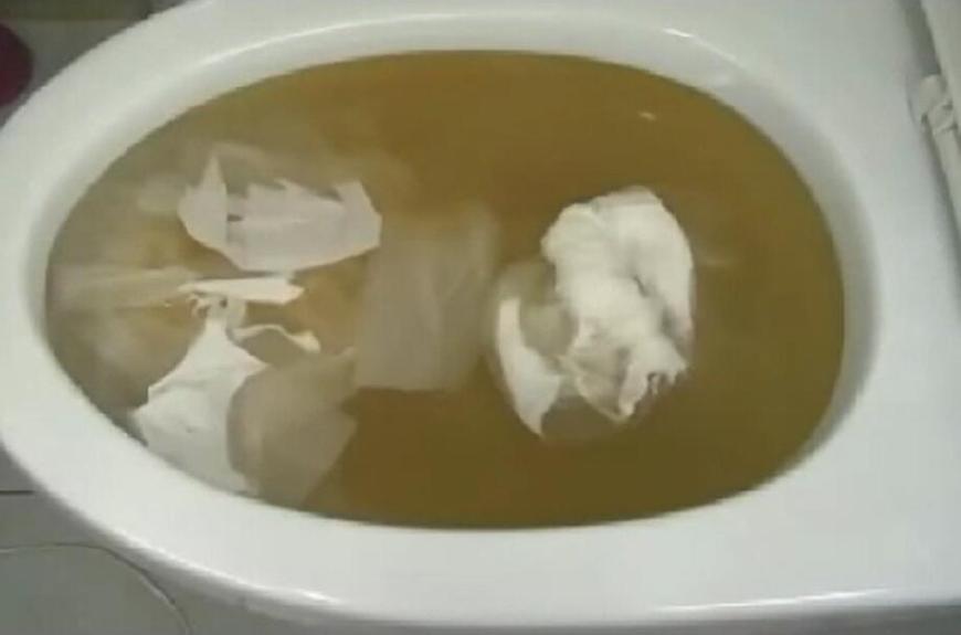 在马桶上套一层保鲜膜,只能在马桶上面挂毛巾怎么办