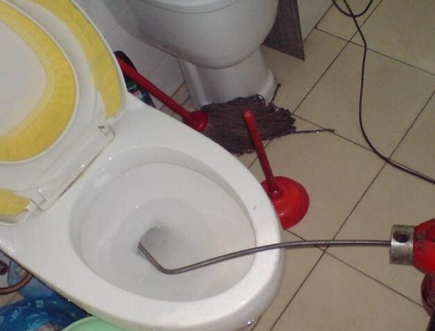 在马桶上套一层保鲜膜,只能在马桶上面挂毛巾怎么办