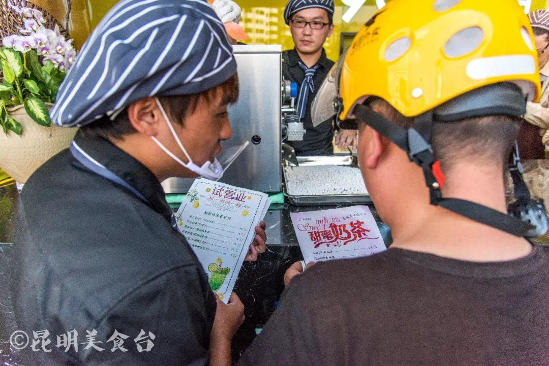 一天卖3万杯的奶茶,一天卖2000多杯奶茶