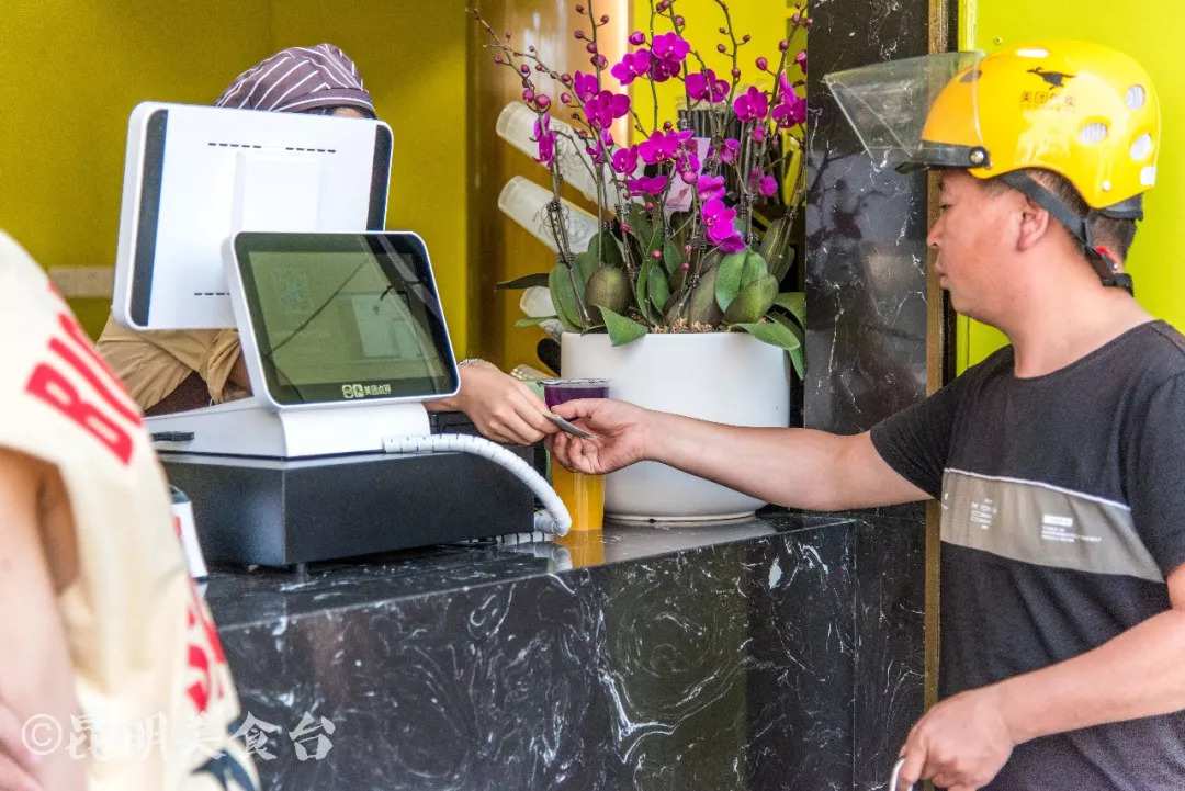 一天卖3万杯的奶茶,一天卖2000多杯奶茶