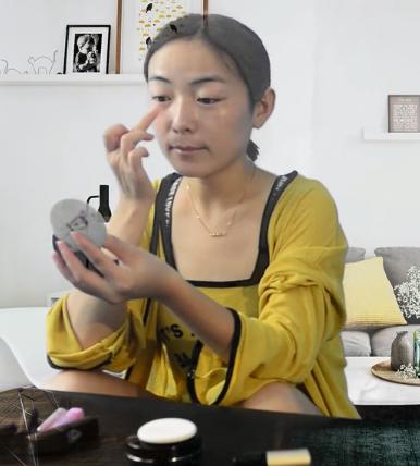 黑眼圈眼袋涂什么口红,用口红可以遮眼袋吗