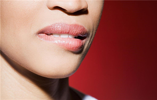 怎么改善唇纹唇部护理,淡化唇纹唇部去黑护理