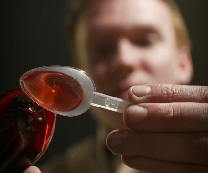 强力枇杷露和甘草合剂哪个效果好,复方甘草合剂加强力枇杷露