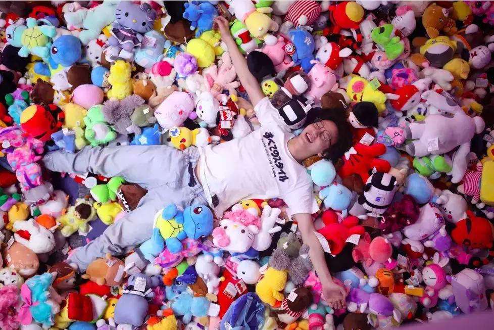 娃娃机惊现真娃娃,重庆网红大型娃娃机