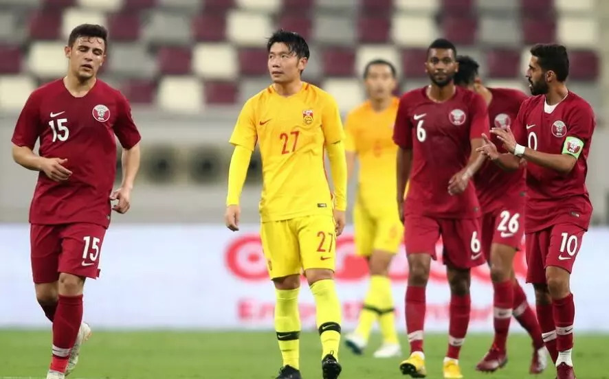 国足连续两次出现致命失误,国足上演63秒窒息操作16次回传gif