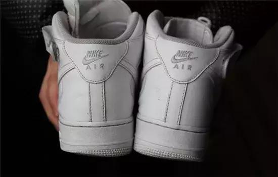 鞋子发黄发霉怎么处理,鞋子发霉氧化变黄怎么洗白