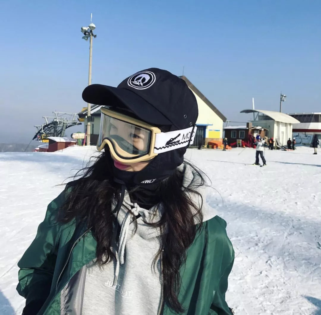 滑雪只戴头盔？也许是颜值限制了你的想象力