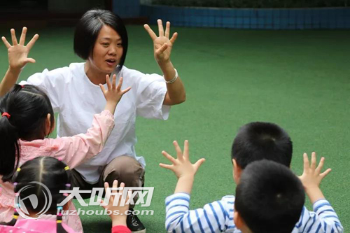 龙马潭区小市幼儿园教师杨国民工作并快乐着