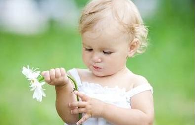 小孩腿被蚊子咬了红肿很硬还发烫,蚊子咬后红肿抓破皮了擦什么药膏