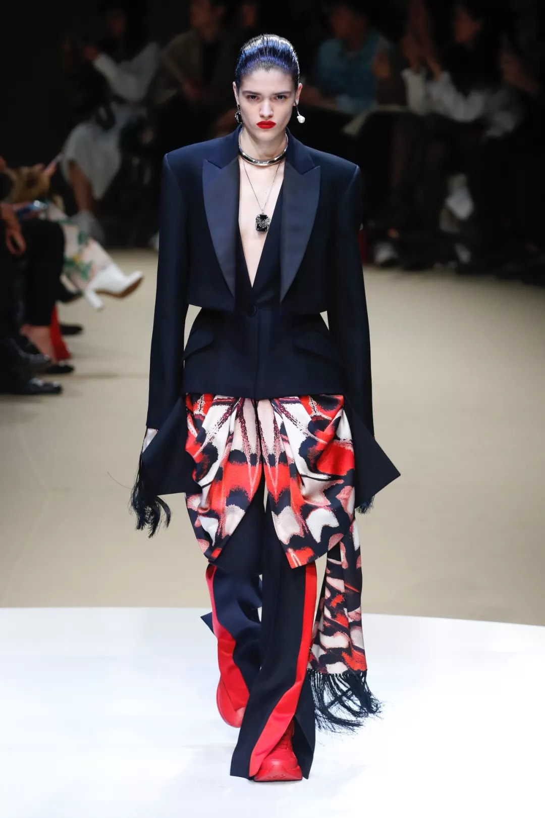 为了伸张女性的权利，整个时尚圈都“黑化”了