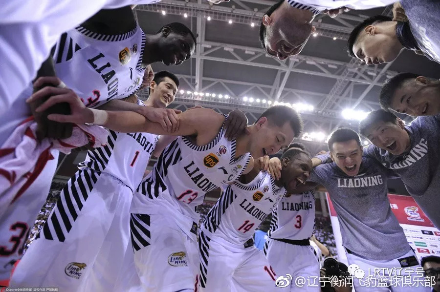 球迷给辽宁男篮送礼物,cba辽篮新赛季时间表