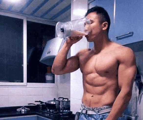 靠鸡蛋白增肌,自卑的肌肉男健身起来有多可怕