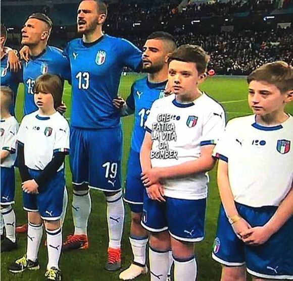 卡洛斯最矮的球员碰上最高的球童,足球场上最尴尬的位置是边后卫