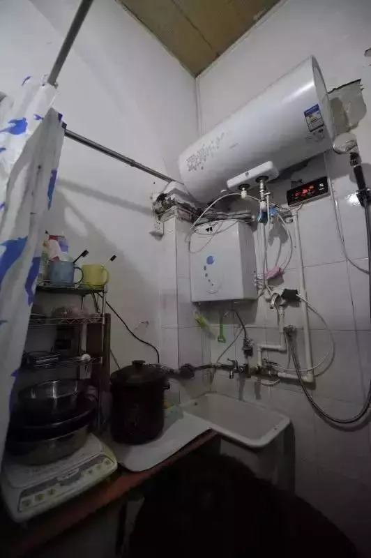 两对夫妻挤19平老宅，丈母娘和女婿5人同睡，毫无隐私！