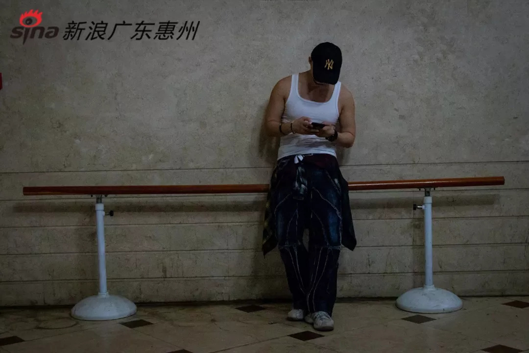 看见第二季06剧情,看到酒吧男生跳舞