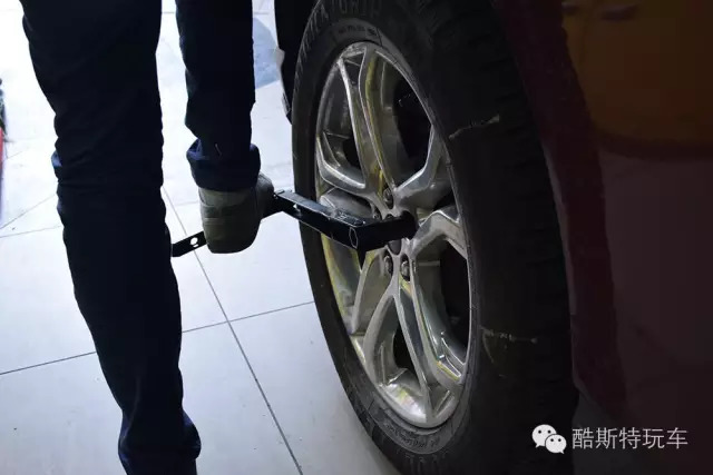 福特锐界换轮胎推荐,福特锐界轮胎更换工具视频