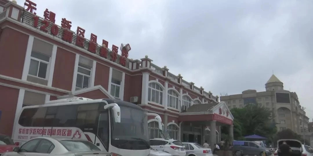 无锡一民营医院大厅被堆黄沙大门被封住权属纠纷引发矛盾