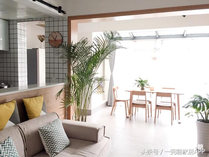 年轻人,谁不是一边感叹房子小,一边在小房子里拼命折腾?