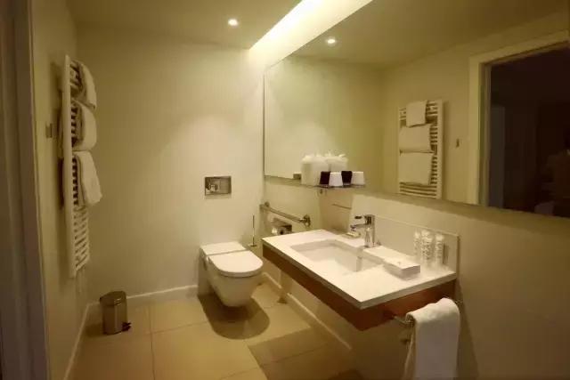 生活在别处完整版,法国西部自驾游